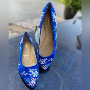 Trotters Embroidered Estee Ballet Flat. (8W)